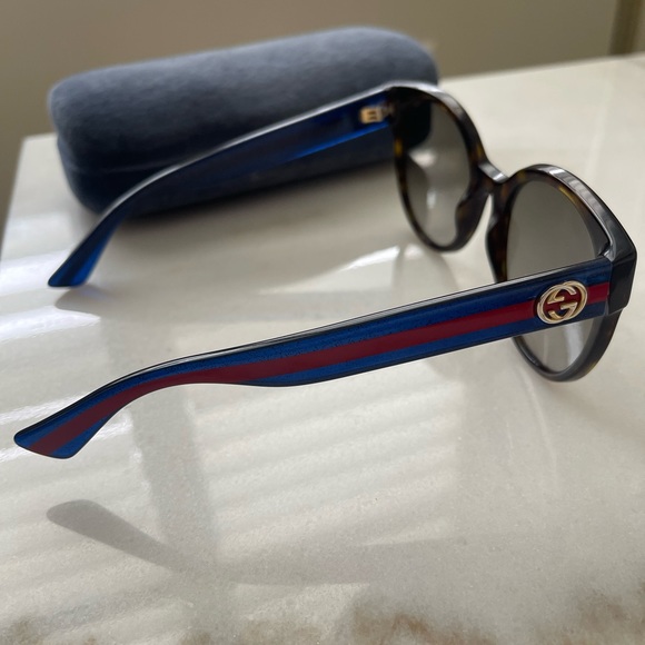 Gucci sunglasses- like new - Picture 3 of 6